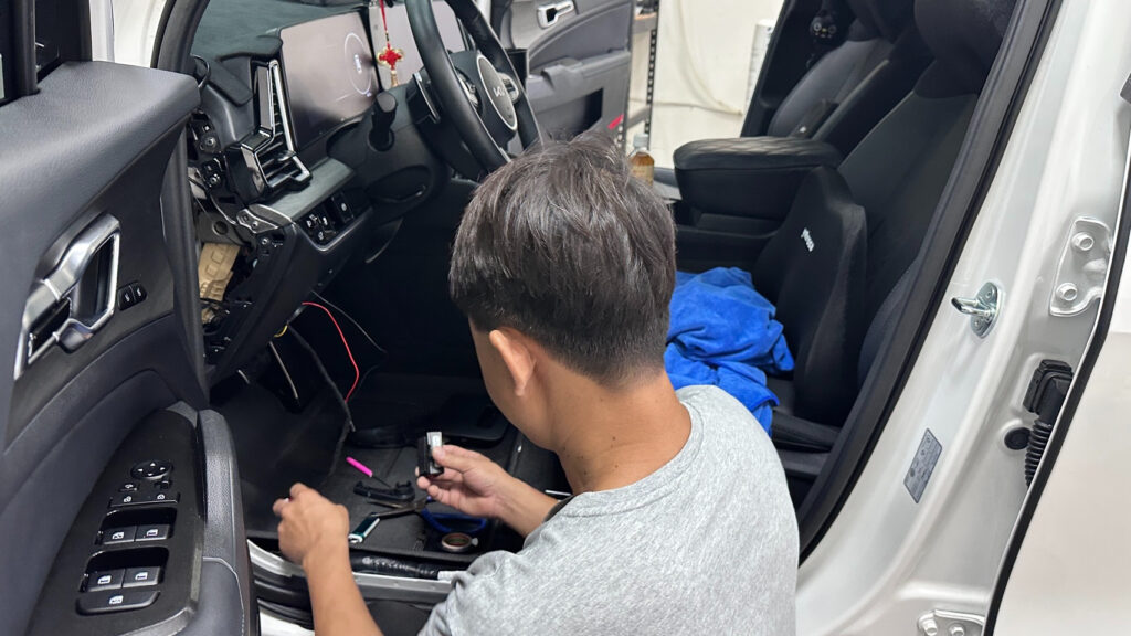 Kia Sportage 發動中鎖車|SKEY 離車自動上鎖 2 Kia Sportage 儀表台拆裝安裝離車自動上鎖模組過程