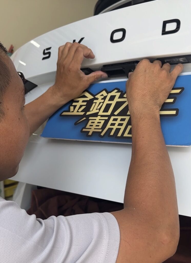 福斯專用環景怎麼施工?金鉑先生實車評估與原廠螢幕整合施工案例 2 VW 360 環景後鏡頭倒車畫面,整合倒車顯影與停車雷達輔助