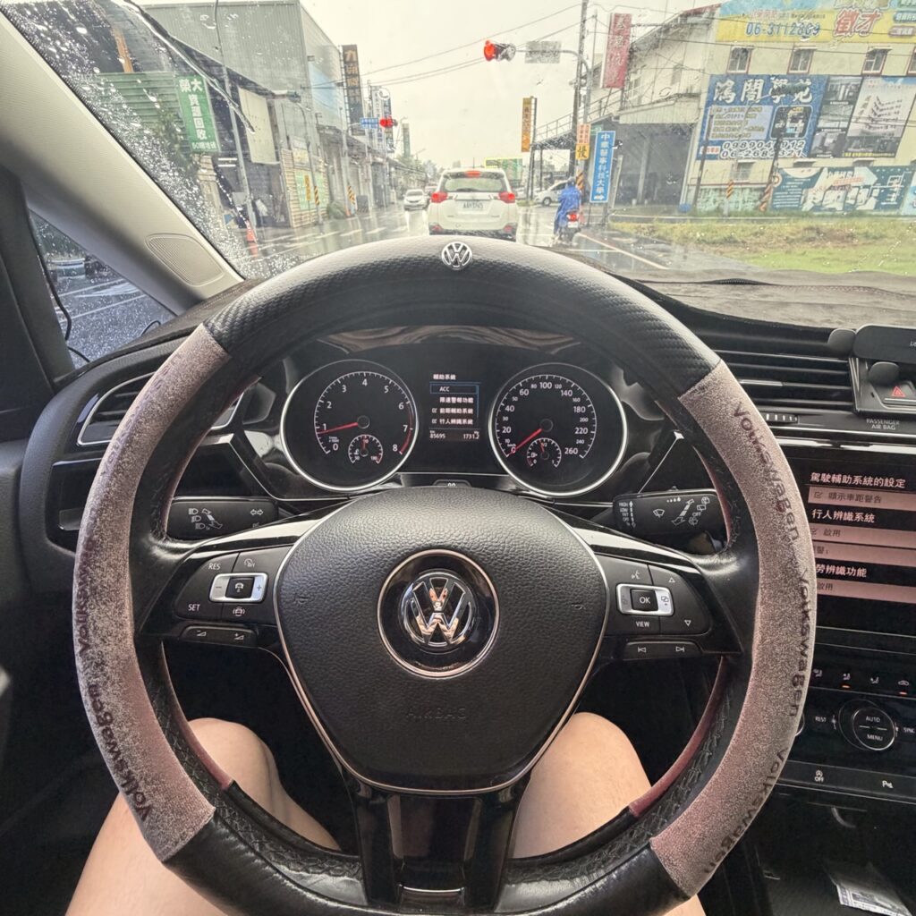 2018 VW Touran車道置中開通|0–210km/h全速域置中 3 2018 VW Touran未開通車道置中前方向盤與儀表實照