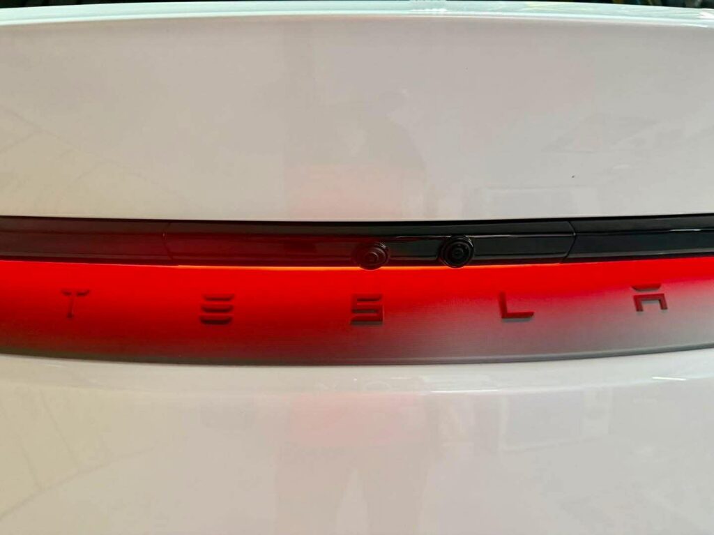 Tesla Model Y電子後視鏡怎麼選?舊款Y與煥新Y後鏡頭模具、價格差異一次看懂 3 Model Y煥新款電子後視鏡後鏡頭模具