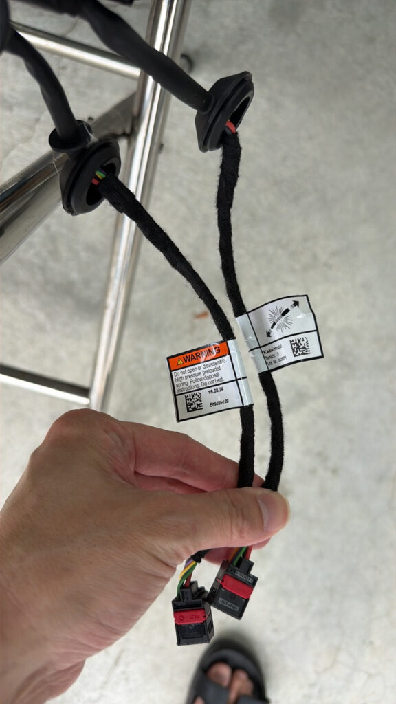 Volvo XC40電動尾門異音怎麼辦?撐桿更換不到一年又有聲音 2 Volvo XC40原廠撐桿與外場替換件比較