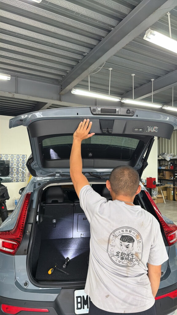 Volvo XC40電動尾門異音怎麼辦?撐桿更換不到一年又有聲音 3 金鉑先生車用品XC40電動尾門維修