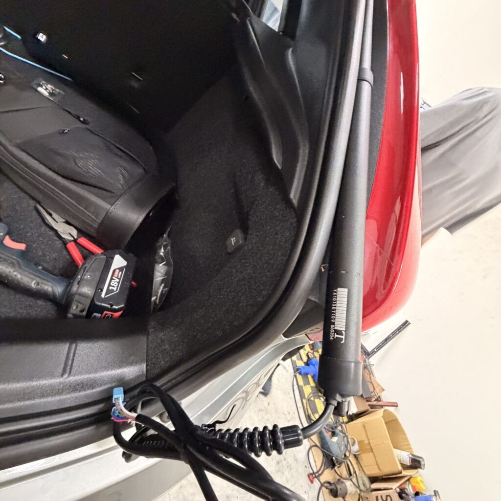 台南VolvoV40電動尾門改裝|價格、工時與實車案例 3 Volvo V40電動尾門撐桿安裝