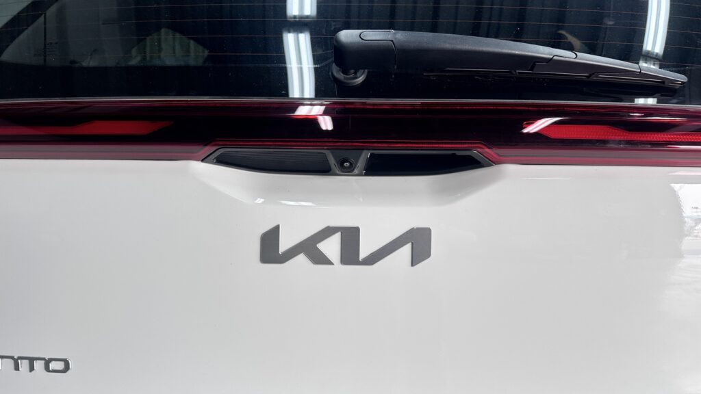 Kia Picanto 安卓環景機施工案例|A36 Android 15、排線轉接與360環景 3 KIAPICANTO安卓環景機的後鏡頭