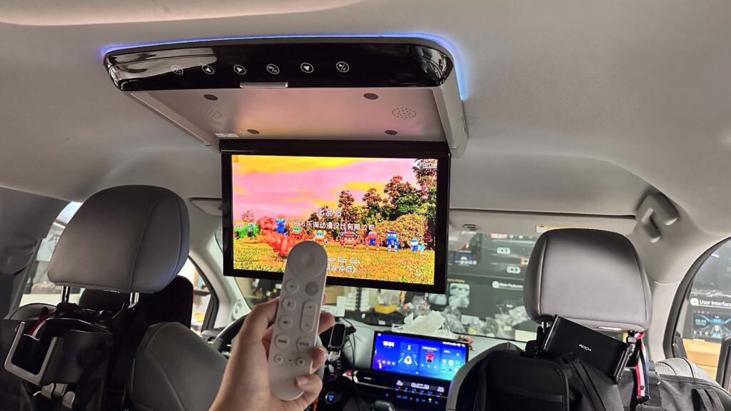 汽車吸頂螢幕怎麼選?15.6、17、19吋價格與Google TV差異 2 汽車後座娛樂吸頂螢幕15.6吋