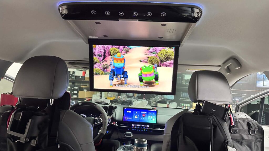 汽車吸頂螢幕怎麼選?15.6、17、19吋價格與Google TV差異 3 Google TV可以讓吸頂電視撥放聯網娛樂程式