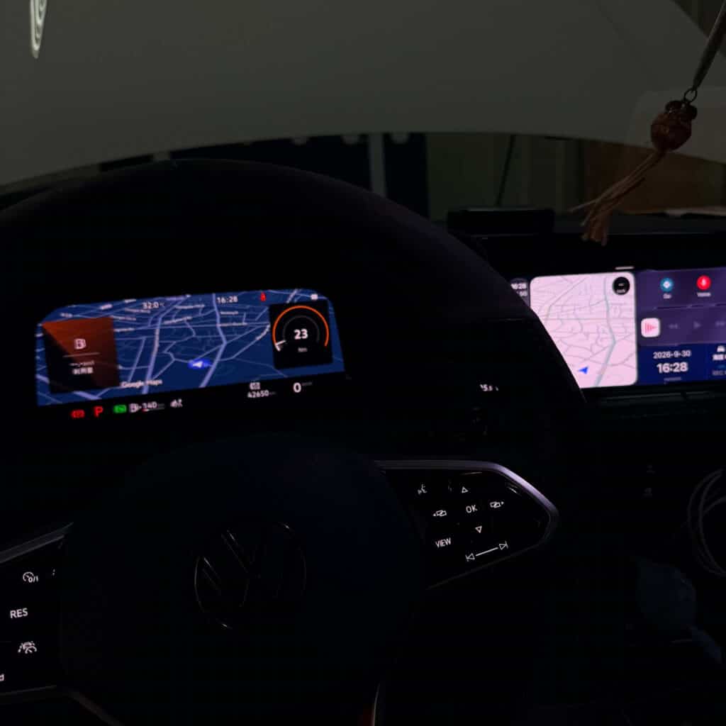 福斯 MIB3 CarPlay同步儀表|適用車型、費用與MIB2.5差異 5 金鉑先生Golf 8 GTI MIB3完工案例,Google Maps地圖顯示於數位儀表,中控呈現CarPlay介面